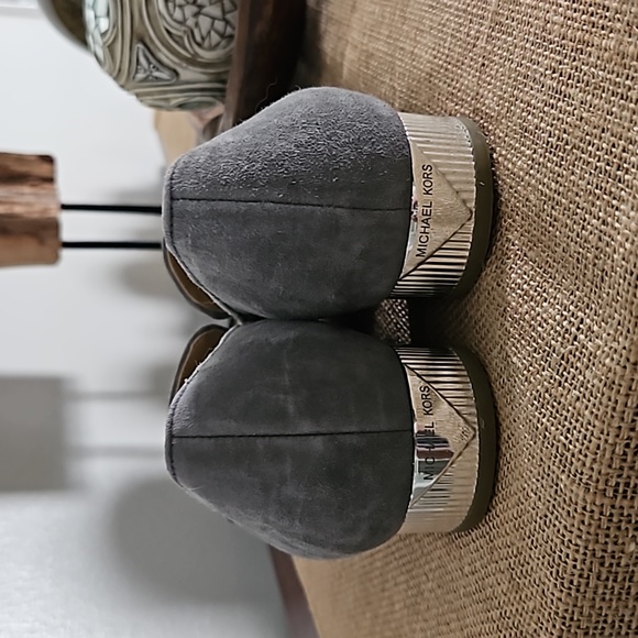 Michael Kors Women's Grey and Silver suede slip on Loafers size 8 1/2 - Picture 2 of 4